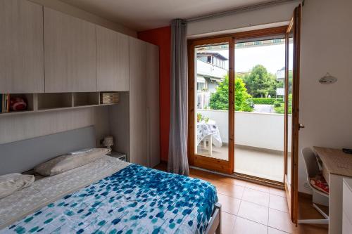 1 dormitorio con 1 cama y puerta corredera de cristal en appartamento a 50 mt dal mare, en Porto SantʼElpidio