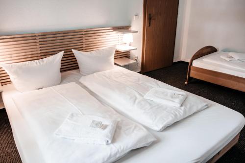 Postel nebo postele na pokoji v ubytování Hotel am Fluss
