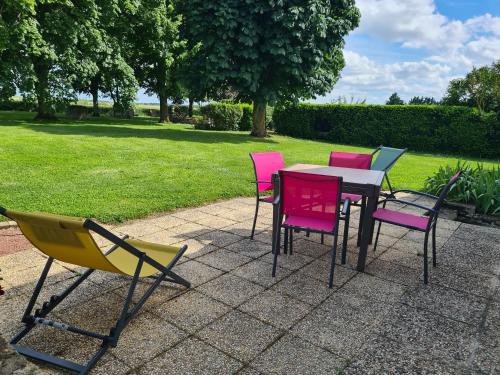 a group of chairs and a table in a yard at A la Campagne ,Halte ,Séjour et Détente in Moncontour-de-Poitou