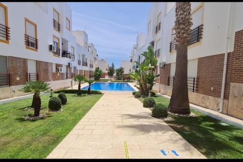 2-bed Apartment 5-min Walk to Cabanas Beach Shared Pool Free Parking
