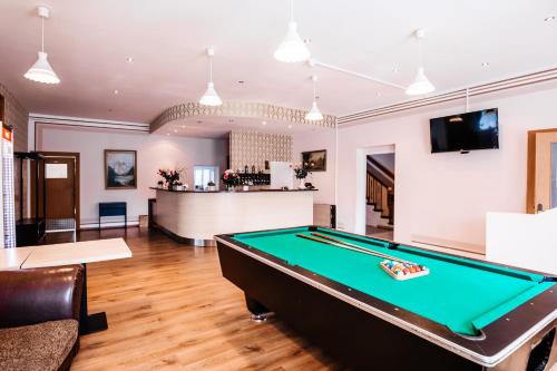 TV a/nebo společenská místnost v ubytování Hotel am Fluss