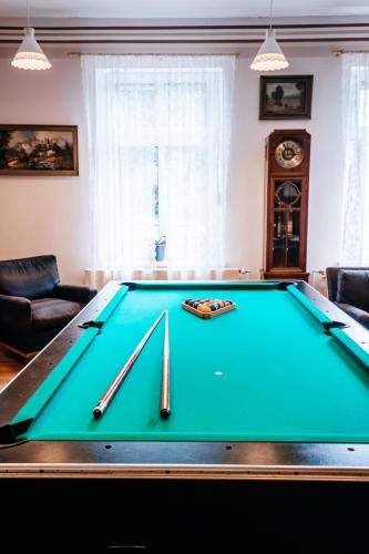 Biliár nebo kulečník v ubytování Hotel am Fluss
