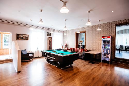 Biliár nebo kulečník v ubytování Hotel am Fluss