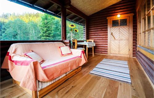 - une chambre dans une cabane en rondins avec un lit et une table dans l'établissement 3 Bedroom Beautiful Home In Strallegg, à Strallegg