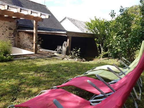 a pile of lawn chairs sitting in a yard at La maison paisible in Guéméné-Penfao