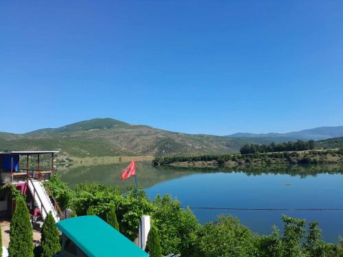 - une vue sur un lac avec des montagnes en arrière-plan dans l'établissement SuperPanorama GuestHouse, à Kukës