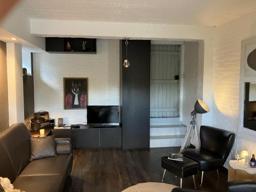 TV a/nebo společenská místnost v ubytování Cosy Nest - Studio de luxe avec canapé-lit, terrasse et parking privé