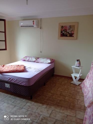 Ένα ή περισσότερα κρεβάτια σε δωμάτιο στο casa aconchegante com piscina e jardim