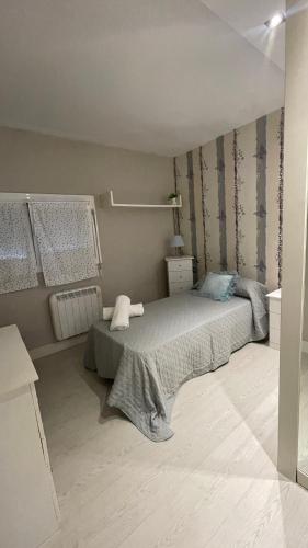 a bedroom with a bed in a room at Apartamento acogedor in Rentería