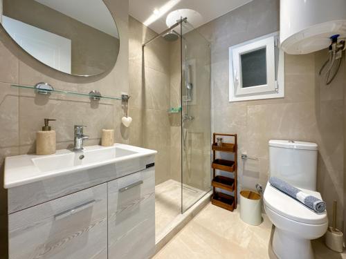 Luxury Downtown Apartment Guya