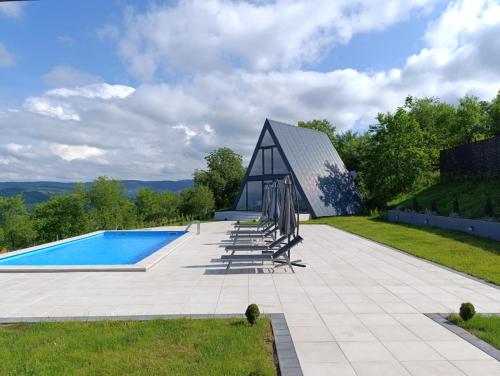una imagen de una piscina con un edificio en Villa Vista, en Banja Luka