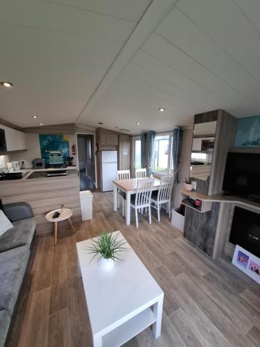una sala de estar con un sofá y una mesa en St Andrews Retreat Seton Sands, en Port Seton