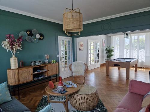 un salon avec un canapé et une table dans l'établissement Entre Terre et Mer, à Plougoulm