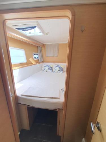 a small room with a bed in the middle at Private Catamarán With Crew - DON C - Lagoon 40 feet - All Inclusive in Isla Wichitupo Grande