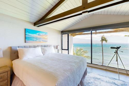 1 dormitorio con cama y vistas al océano en Maalaea Kai 416 en Wailuku