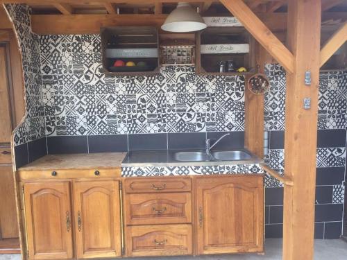 - une cuisine avec un évier et du carrelage noir et blanc dans l'établissement Casacoquelicot Un jardin sud-américain en Provence, à Gaujac