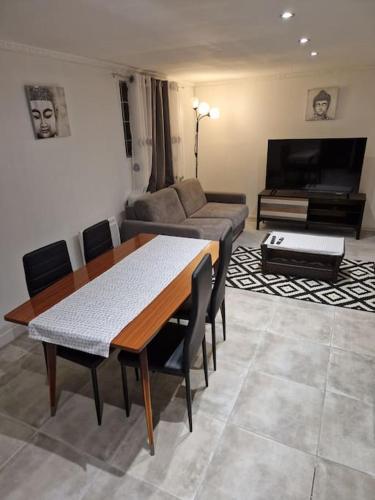 un salon avec un canapé et une table dans l'établissement Appartement en résidence, à Gagny