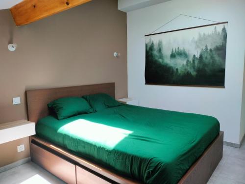 - une chambre avec un lit vert orné d'une peinture murale dans l'établissement Appartement T3 de prestige Toulon Cap Brun - proche de la plage, à Toulon