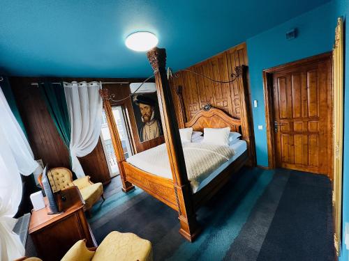 考納斯的住宿－Broken bed hootel，一间卧室,卧室内配有一张天蓬床
