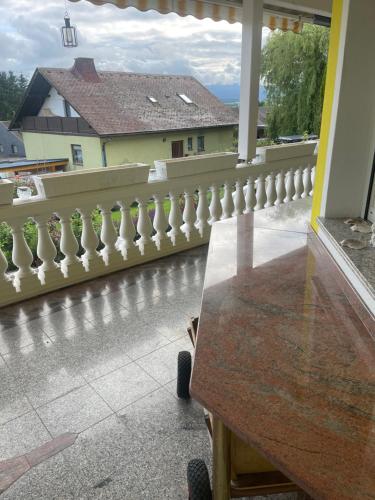 En balkon eller terrasse på Villa am Red Bull Ring in Spielberg