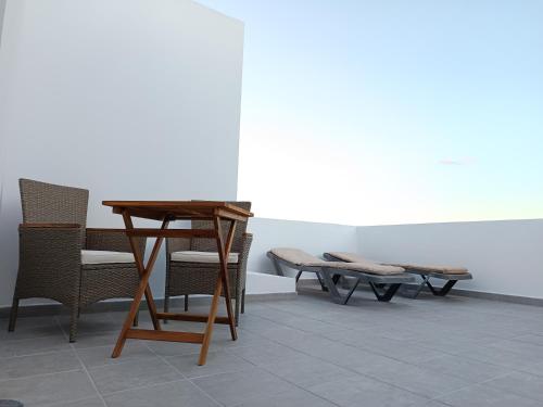 een tafel en stoelen en een bank in een kamer bij VV EL CHARCO, El Hierro in La Caleta