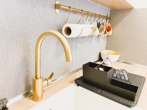 Příslušenství pro přípravu čaje a kávy v ubytování Lovely apartment Sara Zvezdara