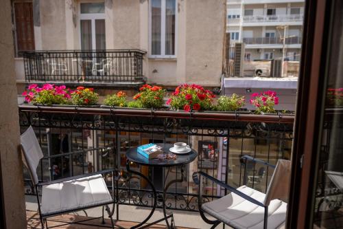 Balkoni atau teres di Phaedra Suites