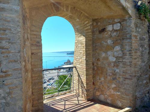 an arch in a wall with a view of the ocean at Casa degli Ulivi in Ortona