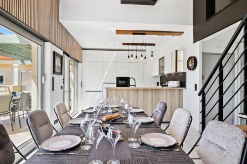 a dining room with a long table and chairs at DUPLEX VILLA LES PINS 89m2 et terrasse 30m2 in Antibes