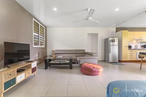 Seaside Paradise Retreat - 3BR House in Mooreaにあるキッチンまたは簡易キッチン
