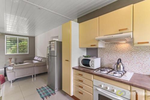 モーレア島にあるSeaside Paradise Retreat - 3BR House in Mooreaの冷蔵庫と電子レンジ付きのキッチン