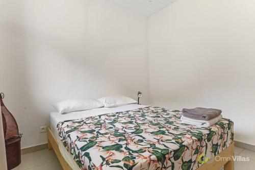 Seaside Paradise Retreat - 3BR House in Mooreaにあるベッド