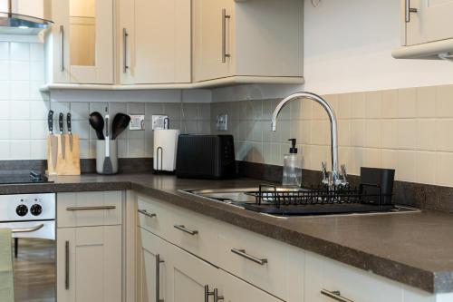 Boutique City Centre Apartment photo 12