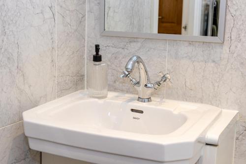 Boutique City Centre Apartment photo 18