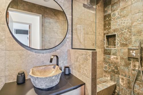a bathroom with a sink and a mirror at DUPLEX VILLA LES PINS 89m2 et terrasse 30m2 in Antibes