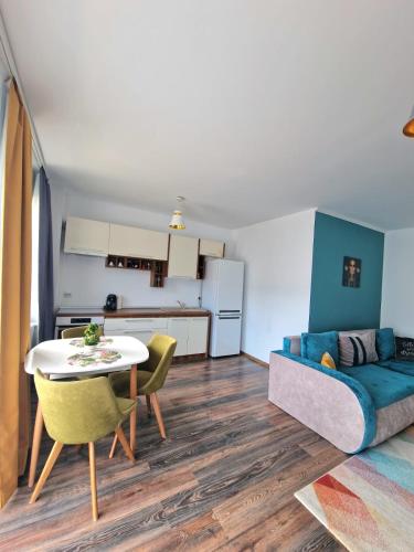 a living room with a table and a couch at Cozy Apartment Prima Nufărul in Oradea