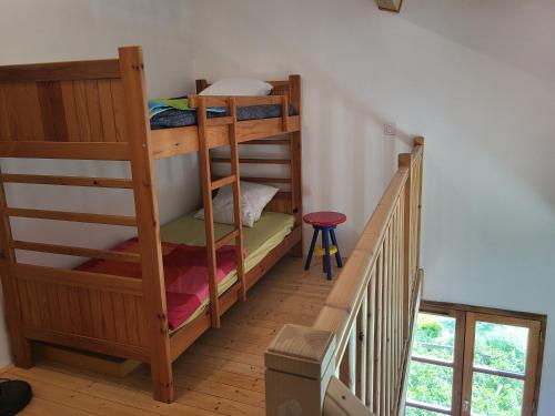 Ce dortoir comprend 2 lits superposés et un escalier. dans l'établissement Villa vue sur la Garrigue avec piscine, à Valliguières