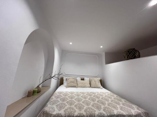 una camera da letto con un letto in una stanza bianca di Green Villa 2 a Vlorë