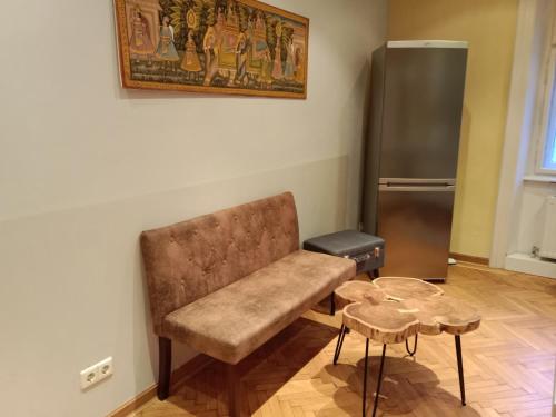 uma sala de estar com um banco e um frigorífico em arte vida boutique guesthouse em Salzburgo