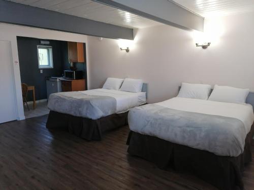 2 letti in camera d'albergo con di Campbell River Lodge a Campbell River