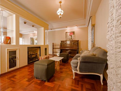 a living room with a couch and a piano at Rodex Hostel Tucuman in San Miguel de Tucumán