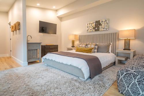 a large bedroom with a large bed and a bathroom at Skyview Oasis Modern Build 1 Mile from Downtown Black Mtn! in Black Mountain