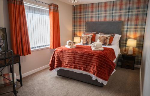 ein Schlafzimmer mit einem Bett mit Handtüchern darauf in der Unterkunft Luxury North Coast 500 Cottage by Helmsdale, stunning sea views in Portgower
