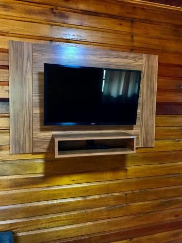 Televisyen dan/atau pusat hiburan di cabana e casa de campo bromélia