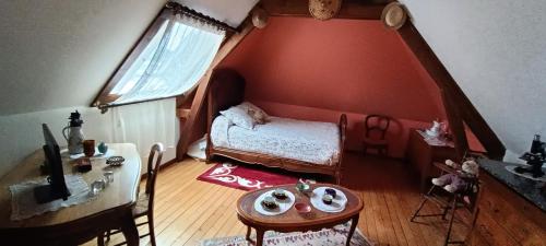 a room with a bed and a table in a tent at agréables chambres d'hôtes près du centre ville avec jardin in Le Mans