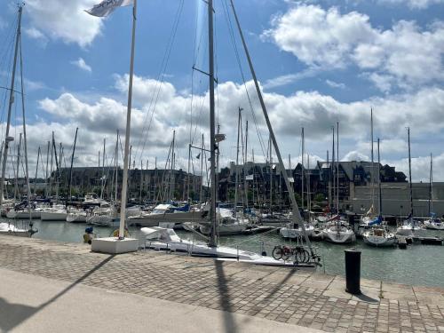 a bunch of boats docked in a harbor at Paisible cottage au bord de l'eau -15 mn des côtes in Pierrefitte-en-Auge