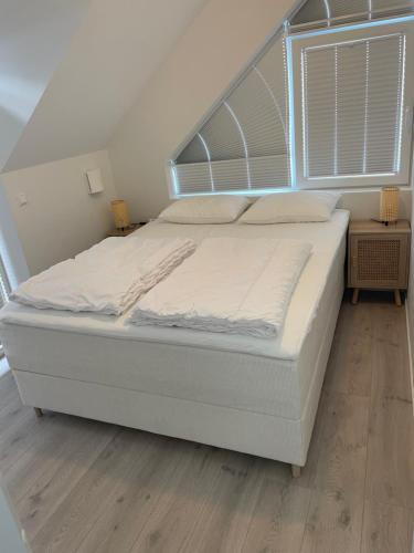 En eller flere senge i et værelse på Strandferie på Sørlandet