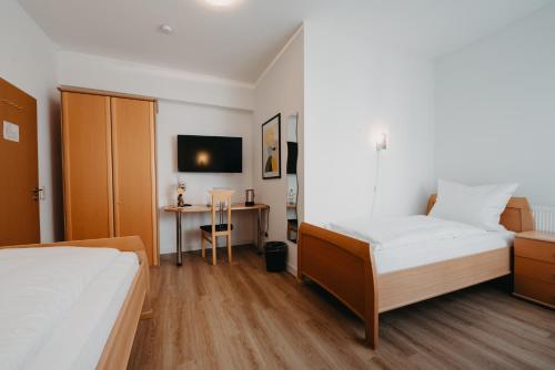 Postel nebo postele na pokoji v ubytování Hotel-Gasthof Zur Krone