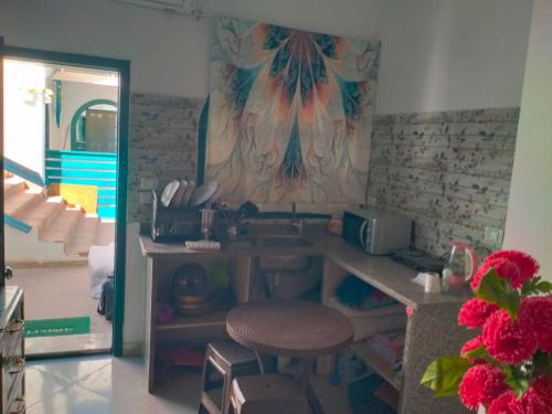 Studio في دهب: مطبخ مع حوض ومكتب مع الكراسي
