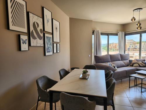 Χώρος καθιστικού στο Ático esquinero con preciosas vistas al Valle del Este Golf con piscina comunitaria!